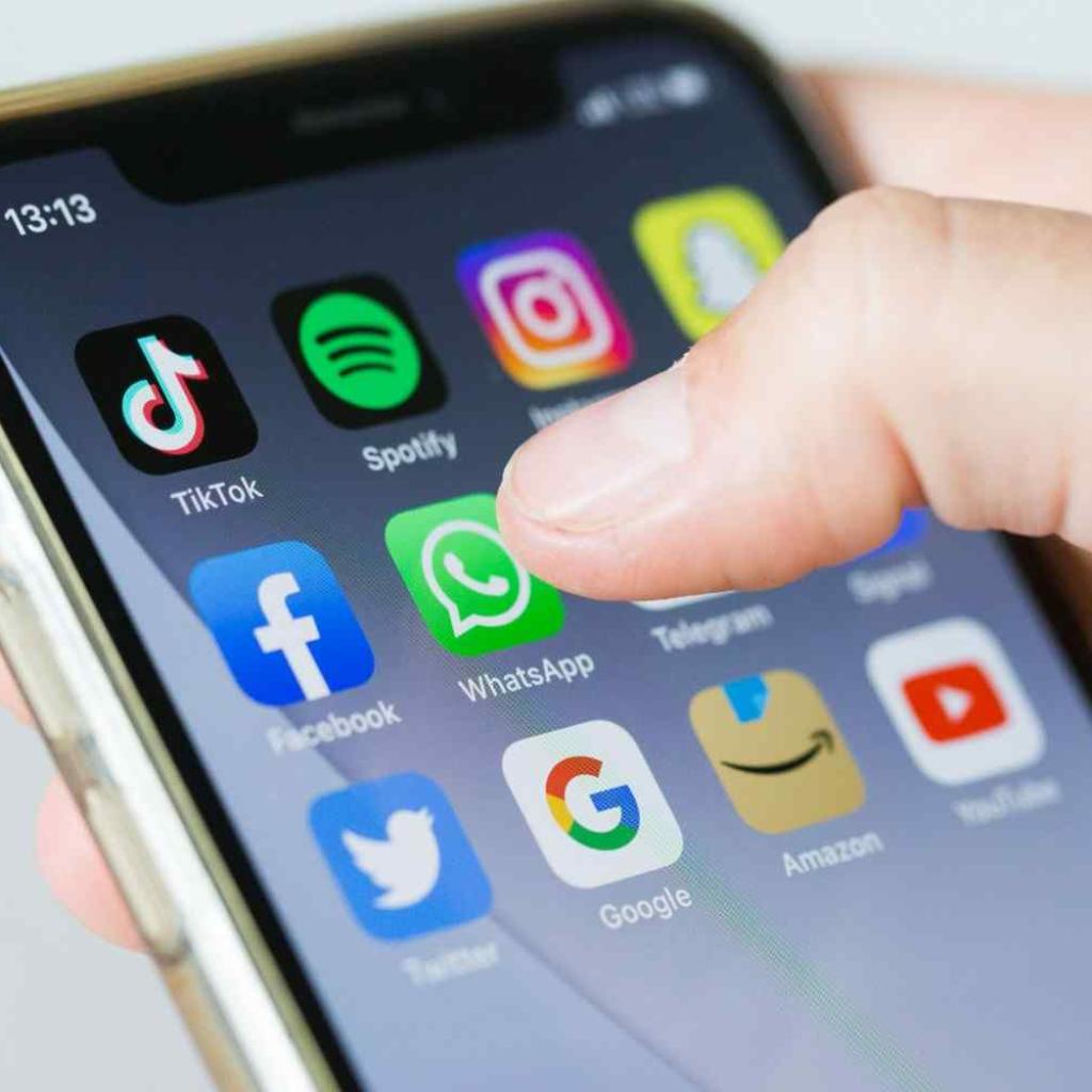 WhatsApp Drops Support for Older Phones: iPhone and Android Users Affected